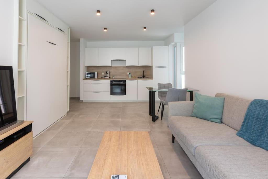 Superbe Appartement Avec Parking マルメディ エクステリア 写真